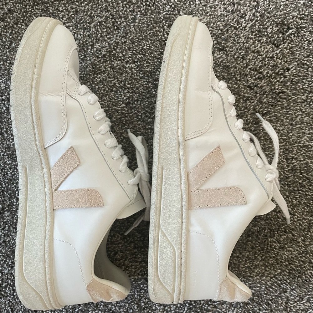 Veja V-12 sneaker size US 10 good condition